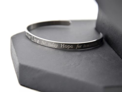 Bracelet-Jonc-Fin-Ouvert-Acier-Argente-avec-Message-Learn-Live-Hope