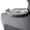 Bracelet-Demi-Jonc-et-Chaine-Acier-Argente-avec-Message-Life-is-to-be-enjoyed-not-just-endured