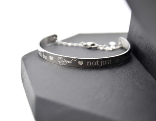 Bracelet-Demi-Jonc-et-Chaine-Acier-Argente-avec-Message-Life-is-to-be-enjoyed-not-just-endured