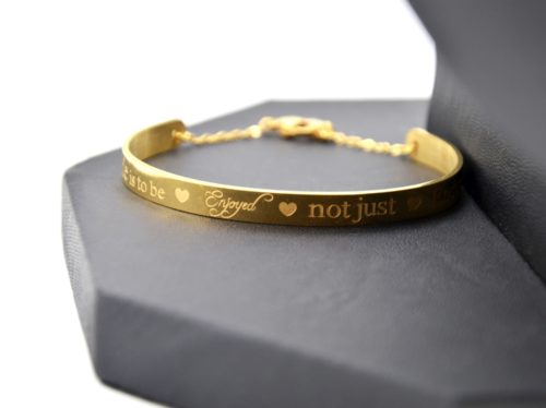 Bracelet-Demi-Jonc-et-Chaine-Acier-Dore-avec-Message-Life-is-to-be-enjoyed-not-just-endured