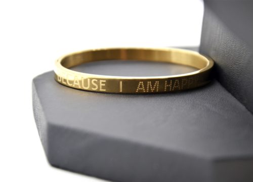 Bracelet-Jonc-Moyen-Acier-Dore-avec-Message-Because-I-Am-Happy