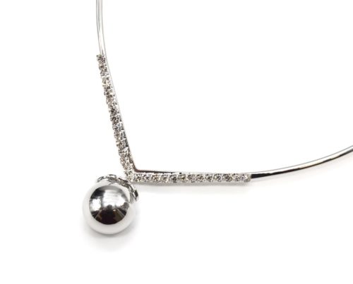 Collier-Torque-Ouvert-Pointu-avec-Rangee-de-Strass-et-Boule-Metal-Argente
