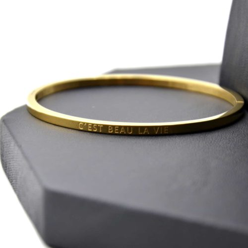 Bracelet-Jonc-Fin-Acier-Dore-avec-Message-Cest-Beau-La-Vie