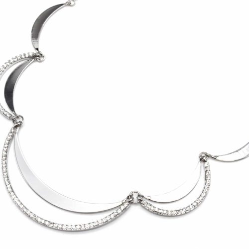 Collier-Plastron-Fine-Chaine-avec-Demi-Cercles-Ajoures-Metal-Strass-Argente