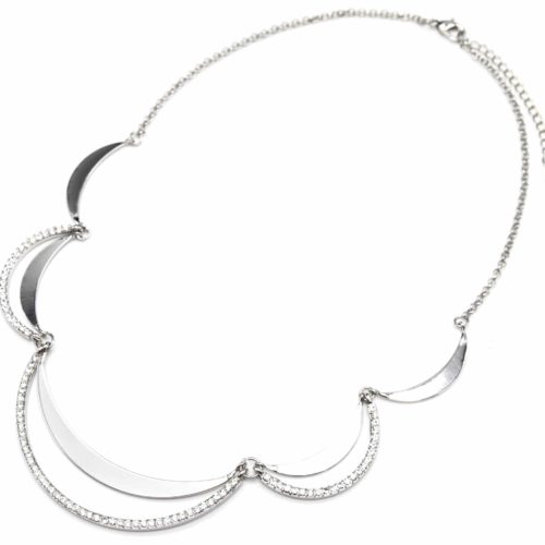 Collier-Plastron-Fine-Chaine-avec-Demi-Cercles-Ajoures-Metal-Strass-Argente