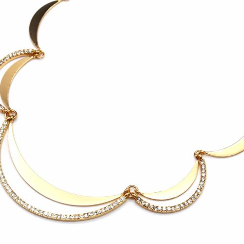 Collier-Plastron-Fine-Chaine-avec-Demi-Cercles-Ajoures-Metal-Strass-Dore