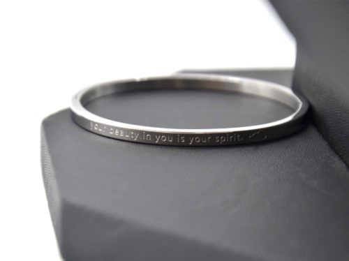 Bracelet-Jonc-Fin-Acier-Argente-avec-Message-Your-beauty-in-you-is-your-spirit