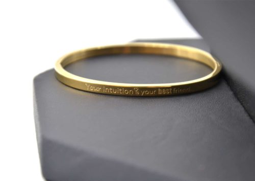Bracelet-Jonc-Fin-Acier-Dore-avec-Message-Your-intuition-is-your-best-friend