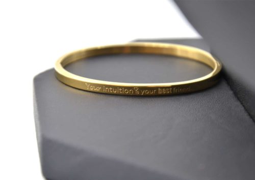 Bracelet-Jonc-Fin-Acier-Dore-avec-Message-Your-intuition-is-your-best-friend