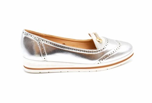 Mocassins-Slippers-Simili-Cuir-Perfore-Effet-Metallise-Argente-avec-Barre-Strass-et-Semelle-Blanche