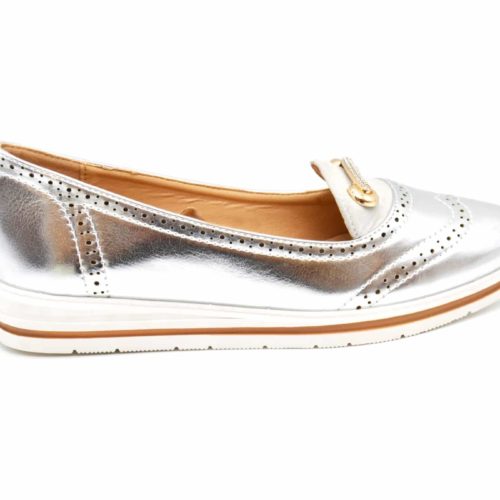 Mocassins-Slippers-Simili-Cuir-Perfore-Effet-Metallise-Argente-avec-Barre-Strass-et-Semelle-Blanche