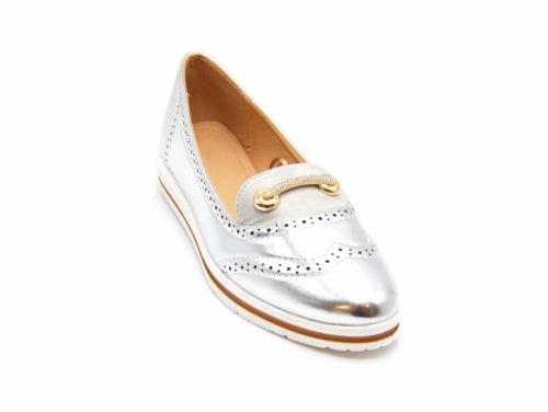 Mocassins-Slippers-Simili-Cuir-Perfore-Effet-Metallise-Argente-avec-Barre-Strass-et-Semelle-Blanche