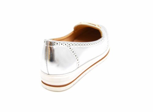 Mocassins-Slippers-Simili-Cuir-Perfore-Effet-Metallise-Argente-avec-Barre-Strass-et-Semelle-Blanche