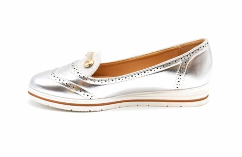 Mocassins-Slippers-Simili-Cuir-Perfore-Effet-Metallise-Argente-avec-Barre-Strass-et-Semelle-Blanche