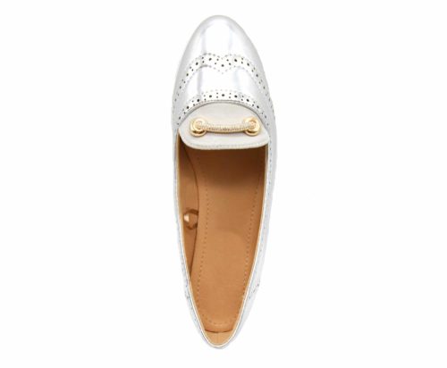 Mocassins-Slippers-Simili-Cuir-Perfore-Effet-Metallise-Argente-avec-Barre-Strass-et-Semelle-Blanche