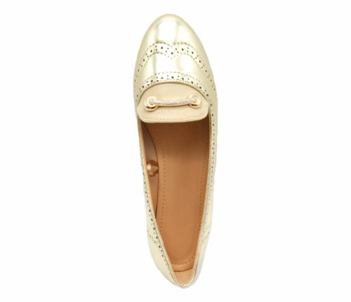 Mocassins-Slippers-Simili-Cuir-Perfore-Effet-Metallise-Dore-avec-Barre-Strass-et-Semelle-Blanche