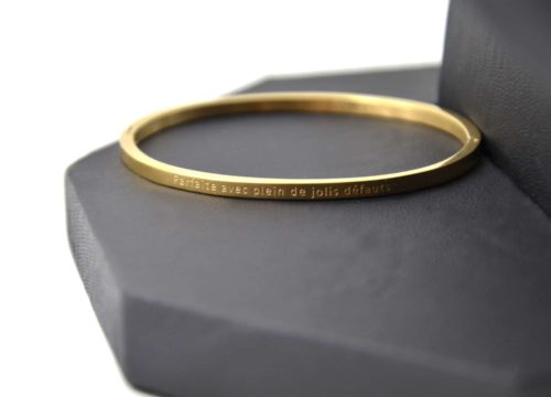 Bracelet-Jonc-Fin-Acier-Dore-avec-Message-Parfaite-avec-Plein-de-Jolis-Defauts