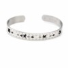 Bracelet-Jonc-Ouvert-Acier-Argente-avec-Motif-Fleches-Losanges-et-Fils-Noir