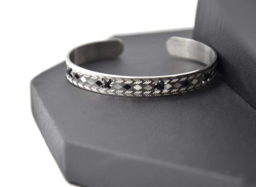 Bracelet-Jonc-Ouvert-Acier-Argente-avec-Motif-Fleches-Losanges-et-Fils-Noir