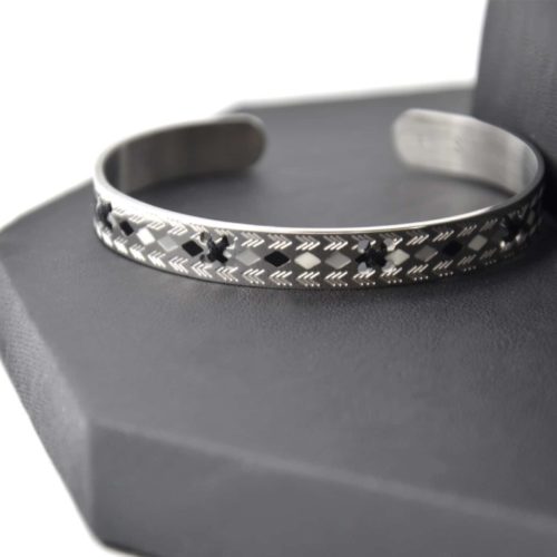 Bracelet-Jonc-Ouvert-Acier-Argente-avec-Motif-Fleches-Losanges-et-Fils-Noir