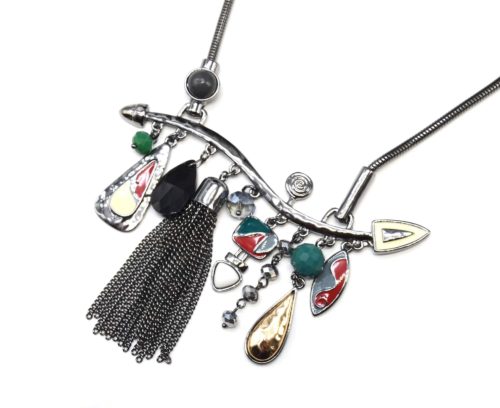 Collier-Plastron-Pendentif-Multi-Formes-Email-Rouge-Perles-Pompon-Chaines-et-Metal-Gris