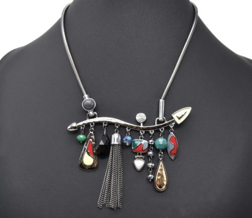 Collier-Plastron-Pendentif-Multi-Formes-Email-Rouge-Perles-Pompon-Chaines-et-Metal-Gris