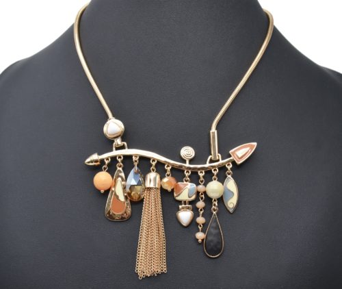 Collier-Plastron-Pendentif-Multi-Formes-Email-Beige-Perles-Pompon-Chaines-et-Metal-Dore