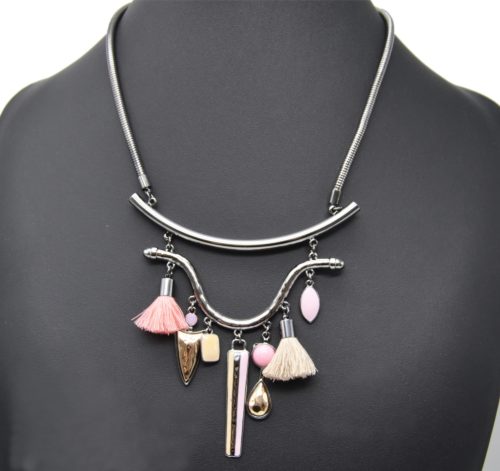 Collier-Plastron-Pendentif-Multi-Formes-Email-Rose-Pierres-Pompons-et-Metal-Gris