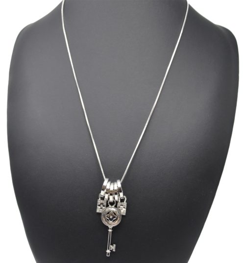 Sautoir-Collier-Pendentif-Anneaux-Metal-Argente-avec-Cle-Trefle-et-Cadenas-Strass