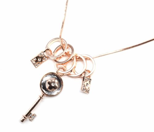 Sautoir-Collier-Pendentif-Anneaux-Metal-Or-Rose-avec-Cle-Trefle-et-Cadenas-Strass