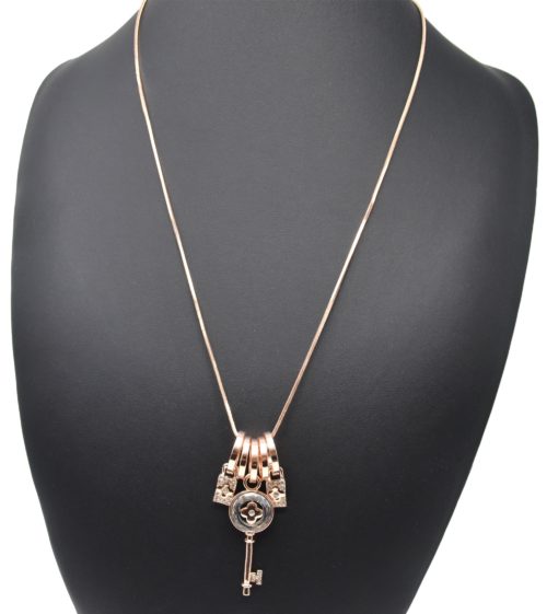 Sautoir-Collier-Pendentif-Anneaux-Metal-Or-Rose-avec-Cle-Trefle-et-Cadenas-Strass