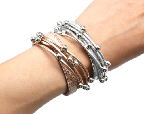 Bracelet-Manchette-Multi-Rangs-Simili-Cuir-Vernis-Bande-Satinee-avec-Charms-Boules-Metal-Argente