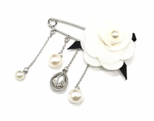 Broche-Epingle-Rose-Fleur-Feutrine-Blanc-avec-Charms-Perles-Ecru-et-Goutte-Pierre