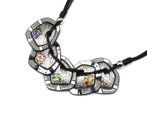 Collier-Plastron-Multi-Cordons-Noir-avec-Plaques-Email-Gris-Hologrammes-et-Metal-Relief-Argente