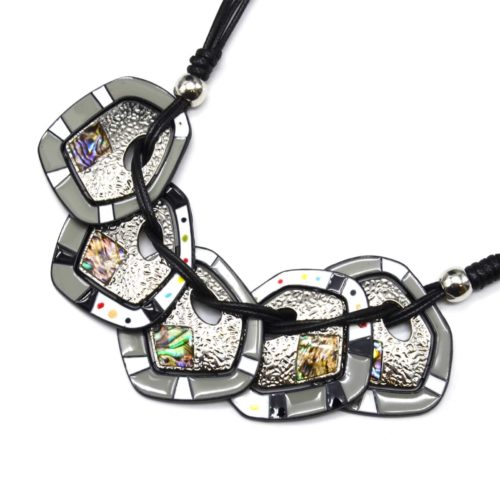 Collier-Plastron-Multi-Cordons-Noir-avec-Plaques-Email-Gris-Hologrammes-et-Metal-Relief-Argente