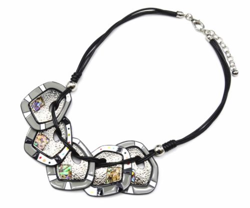 Collier-Plastron-Multi-Cordons-Noir-avec-Plaques-Email-Gris-Hologrammes-et-Metal-Relief-Argente