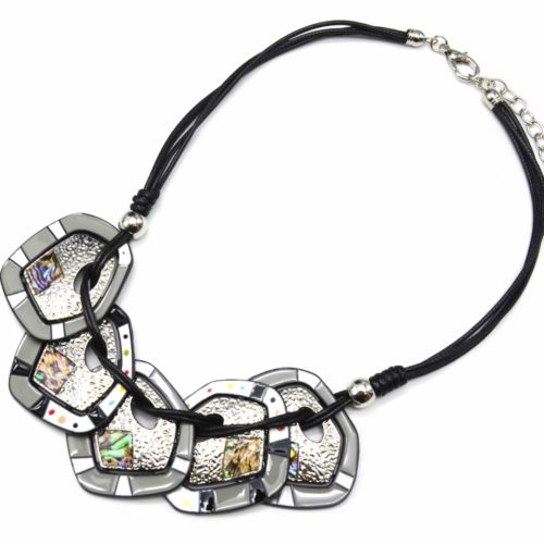 Collier-Plastron-Multi-Cordons-Noir-avec-Plaques-Email-Gris-Hologrammes-et-Metal-Relief-Argente