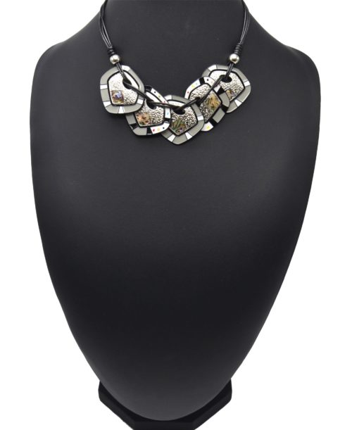 Collier-Plastron-Multi-Cordons-Noir-avec-Plaques-Email-Gris-Hologrammes-et-Metal-Relief-Argente