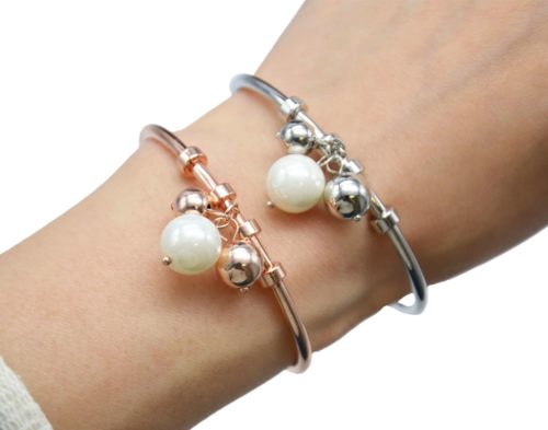 Bracelet-Jonc-Ouvert-avec-Multi-Charms-Perle-Ecru-et-Boules-Metal