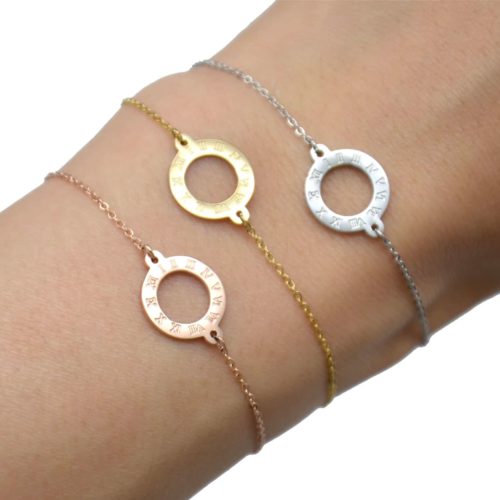 Bracelet-Fine-Chaine-avec-Charm-Cercle-Contour-Acier-et-Chiffres-Romains