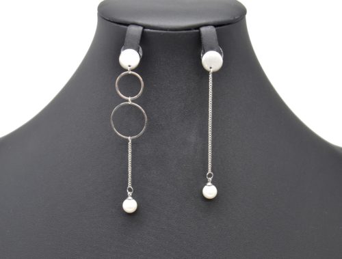 Boucles-dOreilles-Asymetriques-Multi-Cercles-et-Chaine-Metal-Argente-avec-Perle-Ecru