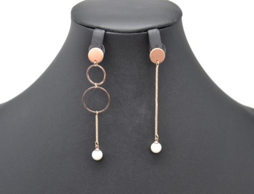 Boucles-dOreilles-Asymetriques-Multi-Cercles-et-Chaine-Metal-Or-Rose-avec-Perle-Ecru