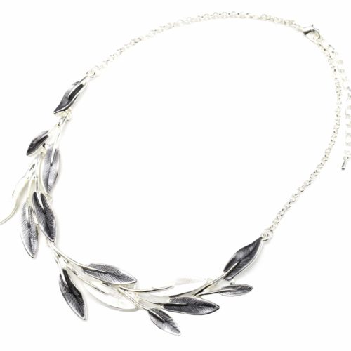 Collier-Plastron-Pendentif-Multi-Feuilles-Email-Noir-et-Metal-Relief-Argente-Blanc