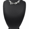 Collier-Plastron-Pendentif-Multi-Feuilles-Email-Noir-et-Metal-Relief-Argente-Blanc