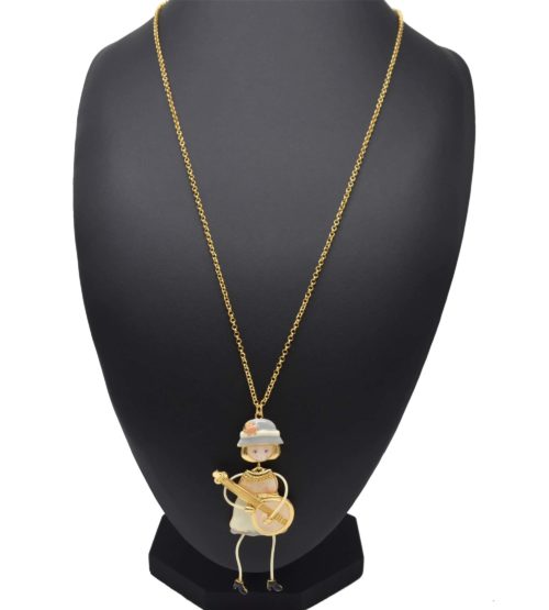 Sautoir-Collier-Pendentif-Poupee-Robe-Metal-Peint-Ecru-avec-Guitare-et-Chapeau