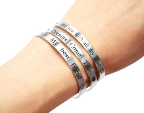 Bracelet-Jonc-Ouvert-Acier-Argente-avec-Message-Grave