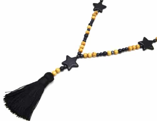 Sautoir-Collier-Perles-Bois-et-Effet-Marbre-avec-Triple-Etoiles-Pierre-et-Pompon-Noir