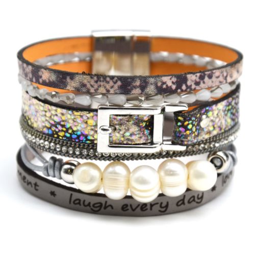 Bracelet-Manchette-Cuir-Motif-Satine-Hologramme-Boucle-Strass-Message-Gris-et-Perles-dEau-Douce