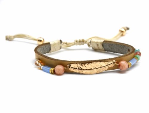 Bracelet-Cordon-Ajustable-Simili-Cuir-Beige-avec-Plume-Ethnique-Metal-et-Perles