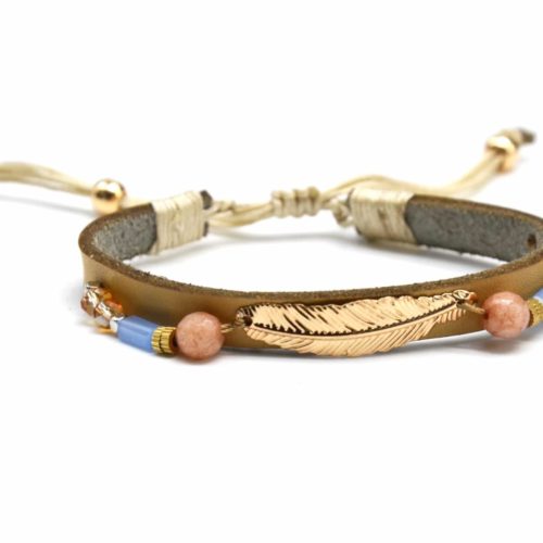 Bracelet-Cordon-Ajustable-Simili-Cuir-Beige-avec-Plume-Ethnique-Metal-et-Perles